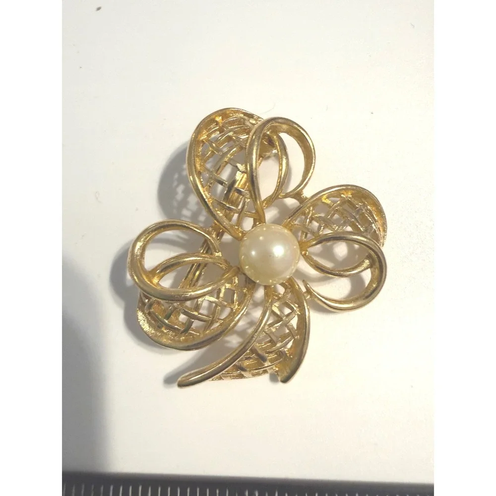 Vintage‎ Richelieu Gold Tone Faux Pearl Lattice Flower Brooch Pin 2 Inch